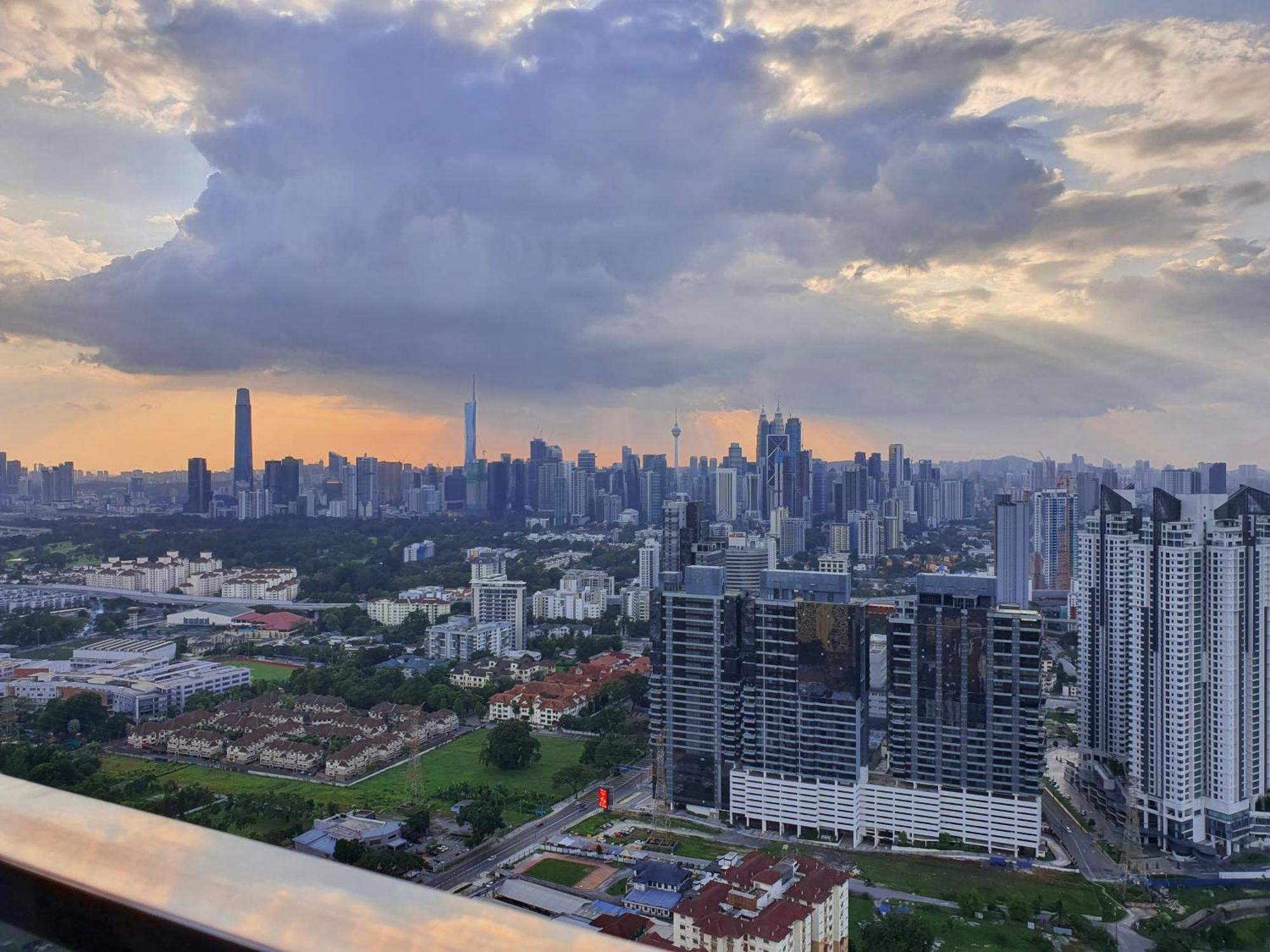 Reizz Residence By Luxury Suites Kuala Lumpur Luaran gambar